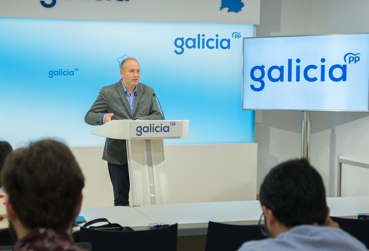 O secretario xeral do PP galego, Miguel Tellado, en rolda de prensa na sede autonómica co novo logo do partido 