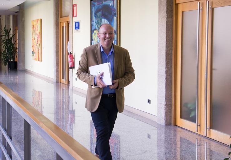 O secretario xeral do PPdeG, Miguel Tellado, nos corredores do Parlamento de Galicia    PPDEG 