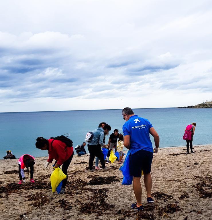 Voluntarios da Caixa participan nunha limpeza de praias. A CAIXA