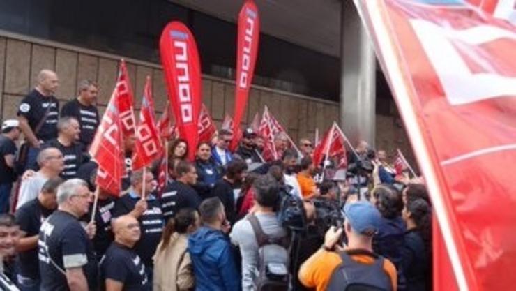 Concentración ante as portas dos xulgados da Coruña en apoio aos sindicalistas imputados pola súa participación nunha protesta de Alcoa en Madrid 