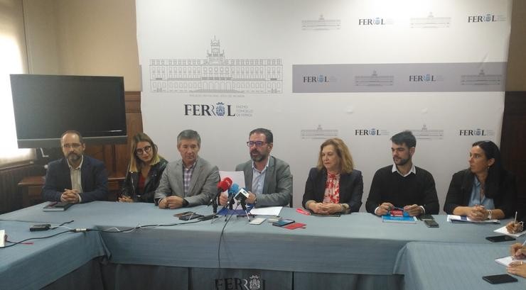 O alcalde de Ferrol, Anxo Mato (PSOE), con parte dos concelleiros do seu goberno. / Europa Press