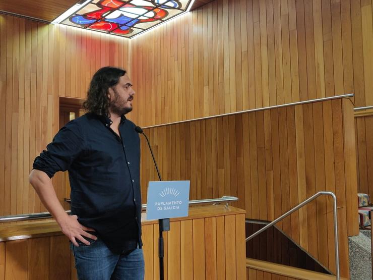 O portavoz de Común da Esquerda, Antón Sánchez, ofrece declaracións no Parlamento na primeira xornada do DEA