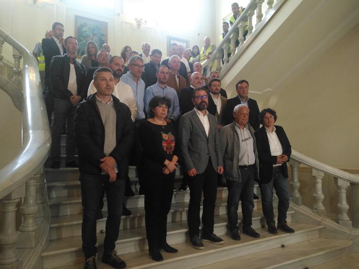 Alcaldes e representantes municipais na reunión en Ferrol ante a emerxencia industrial. 