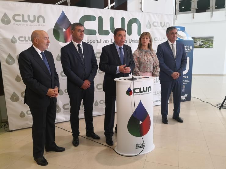 O ministro de Agricultura, Luís Planas, no centro, na fábrica de Clun, en Ames (A Coruña) 