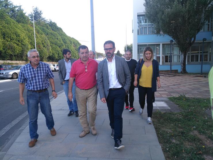 O alclade de Ferrol, Anxo Mato, visita as obras no barrio de Serantes 