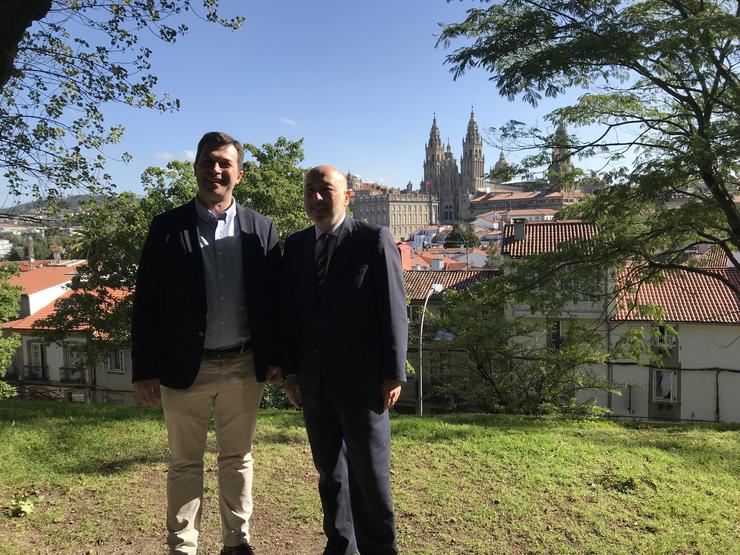 O secretario xeral do PSdeG, Gonzalo Caballero, e o delegado do Goberno en Galicia, Javier Losada, na Alameda de Santiago 