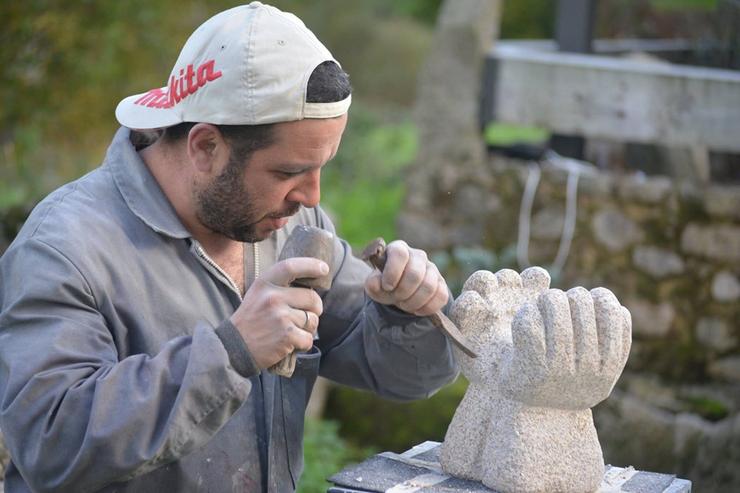 Escultor traballando a pedra. Foto: Concello de Allariz