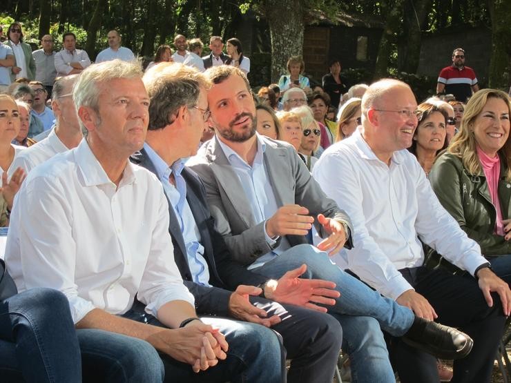 Alfonso Rueda, Alberto Núñez Feijóo e Pablo Casado, no acto de inicio do curso político do PPdeG en Cerdedo-Cotobade.. PAULA XUSTO-EUROPA PRESS 