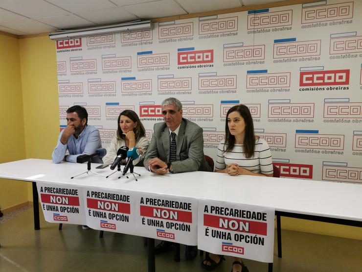 De esquerda a dereita: o secretario xeral de CC.OO. Galicia, Ramón Sarmiento; a deputada de Galicia en Común Yolanda Díaz; o secretario xeral estatal de CC.OO. Sanidade, Antonio Cabrera; e a deputada do Grupo Común dá Esquerda Eva Solla.. MAURO BASTÓN-EUROPA PRESS 