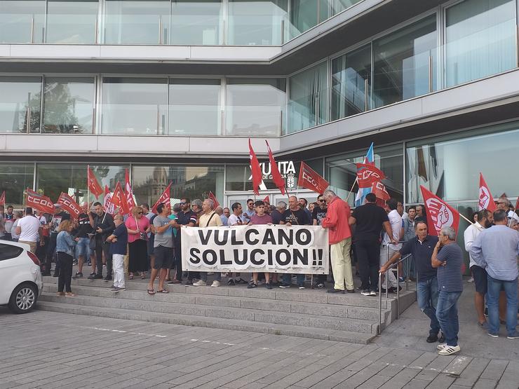 Concentración de traballadores de Vulcano ante a delegación da Xunta en Vigo.. PAULA XUSTO-EUROPA PRESS / Europa Press