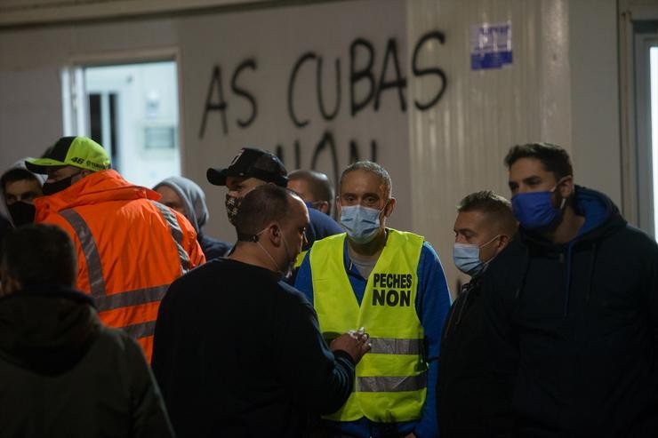 Empregados de Alcoa durante a manifestación convocada fronte á fábrica contra o ERE executado de 524 traballadores, en San Cibrao 