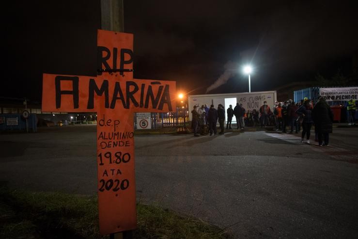 Empregados de Alcoa levantan unha cruz durante a manifestación convocada fronte á fábrica contra o ERE executado de 524 traballadores, en San Cibrao, A Mariña 