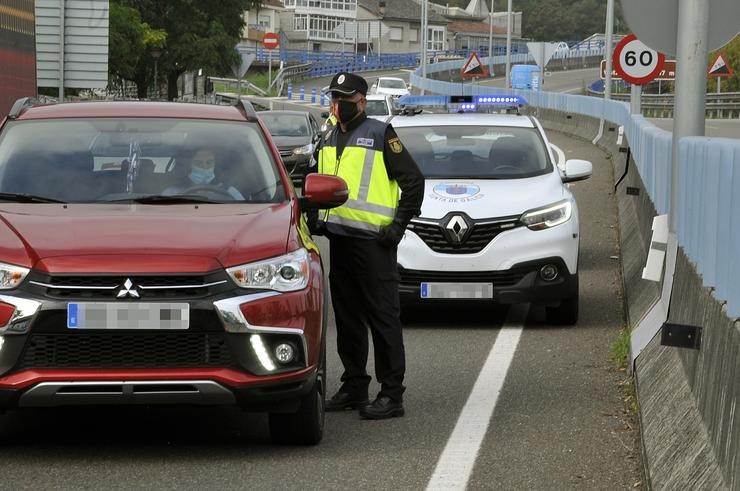 Un axente da Policía Autonómica de Galicia nun control policial na entrada á cidade de Ourense durante o confinamento. Rosa Veiga - Europa Press