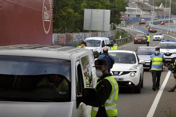 Axentes da Garda Civil e da Policía Autonómica de Galicia traballan nun control policial  / Europa Press