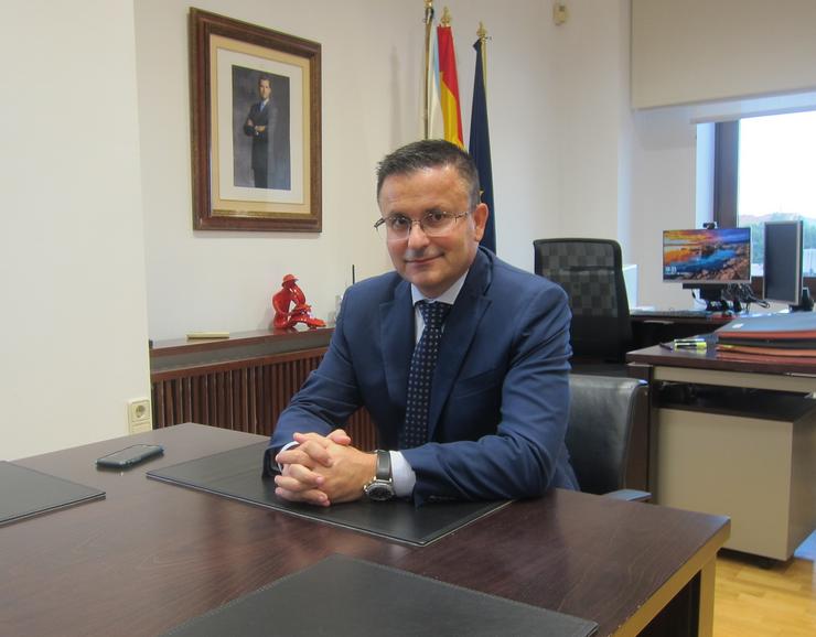 O conselleiro de Medio Rural, José González, no seu despacho / Europa Press
