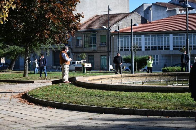 O rexedor, Gerardo Seoane, mantivo unha reunión informal cun grupo de propietarios de bares na praza da Alameda de Verín. | FOTO: Noelia Caseiro - DdT