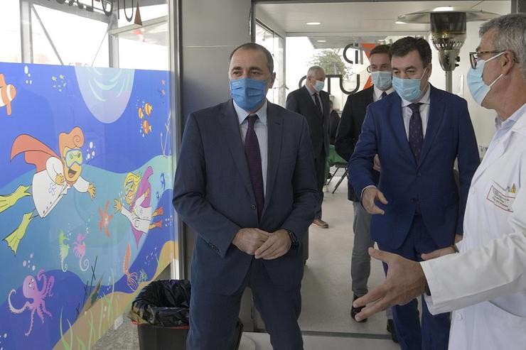 O conselleiro de Cultura, Educación e Universidade, Román Rodríguez, e o de Sanidade, Julio García Comesaña, visitan o covid-auto escola do Chuac. MONCHO FONTES