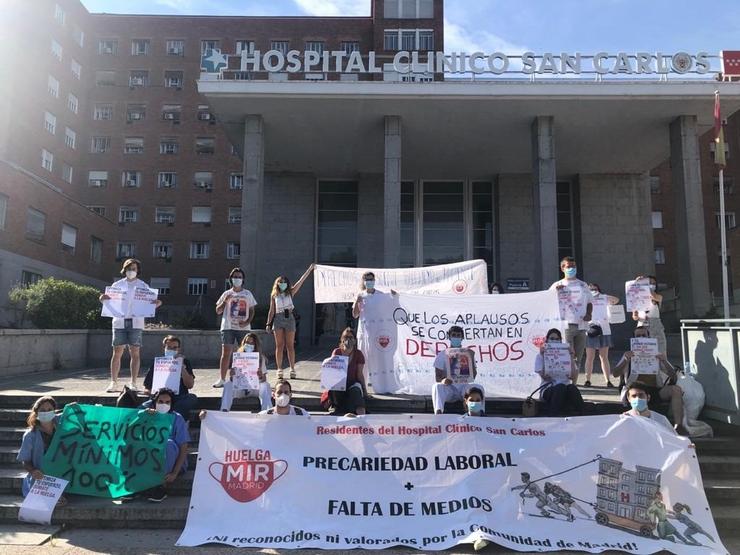 Os Médicos Internos Residentes (MIR) da Comunidade de Madrid concéntranse no Hospital Clínico San Carlos.. COMITÉ DE FOLGA MIR - Arquivo