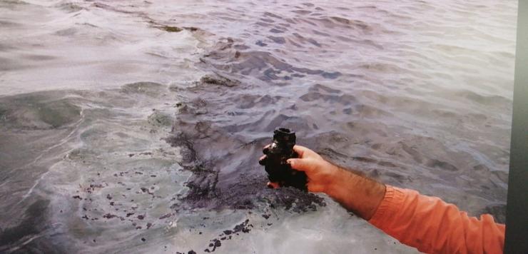 Mancha de fuel na ría de Arousa detectada o 13 de outubro de 2020. @DELGOBGALICIA