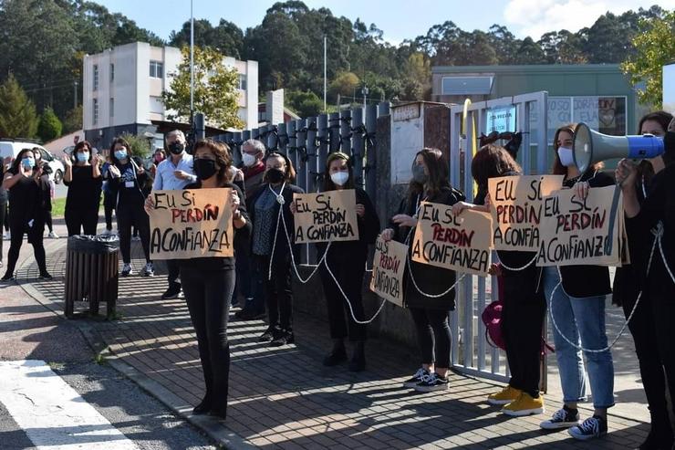 Protesta ante o CEIP Luís Seoane en apoio á exdirectora 