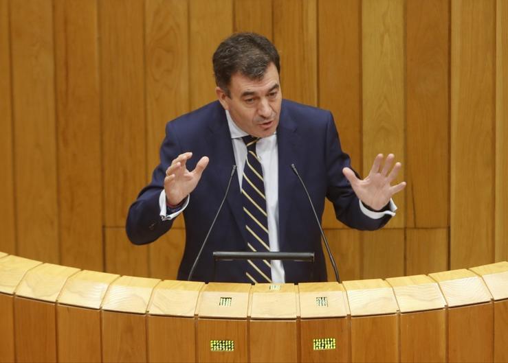 O conselleiro de Cultura, Educación e Universidade, Román Rodríguez, no pleno 