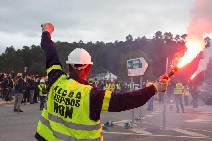 Un traballador sostén unha bengala durante unha nova manifestación convocada polo Comité de Alcoa na que cortan o tráfico na estrada N-642 e o acceso ao corredor C.G.2.3 á altura de Lago, en Xove, Lugo. Carlos Castro - Europa Press