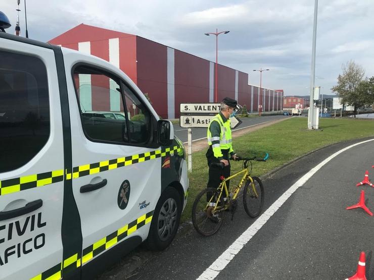 Interceptado un ciclista que circulaba ebrio e sen freos en Fene (A Coruña).. GARDA CIVIL 