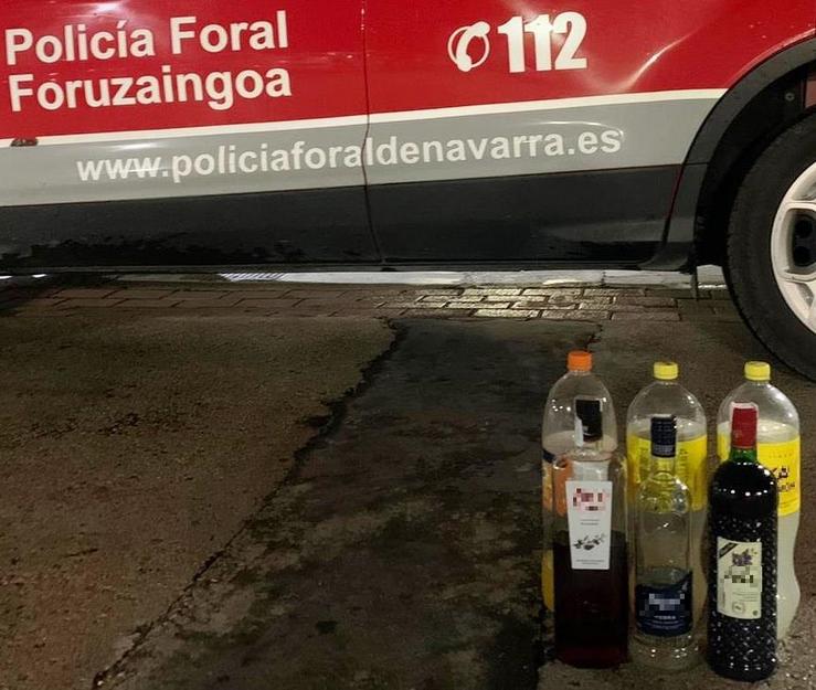 Alcol intervido a varios menores que facían botellón en Mutilva.. POLICÍA FORAL - Arquivo