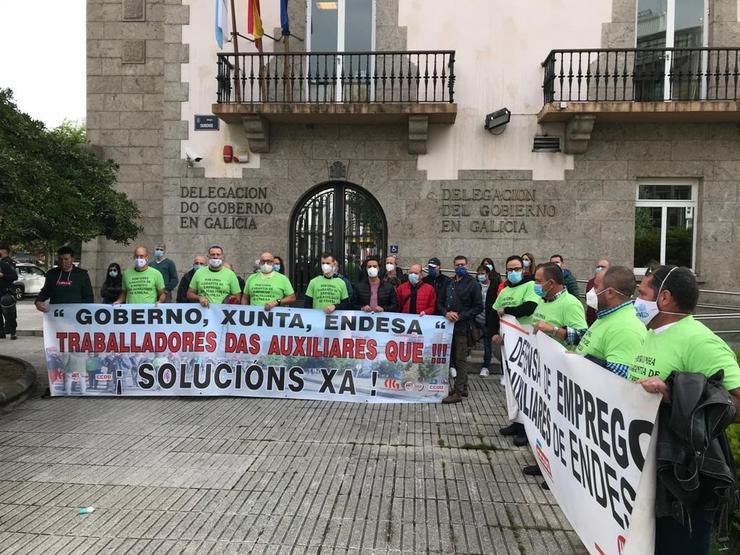 Representantes de empresas auxiliares de Endesa nas Pontes mobilízanse ante a Delegación do Goberno. CIG 