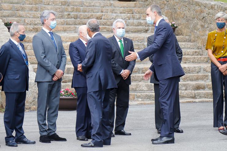 O Rei Felipe VI (d), saúda á súa chegada á inauguración do II Foro La Toja / Marta Vázquez Rodríguez - Europa Press.