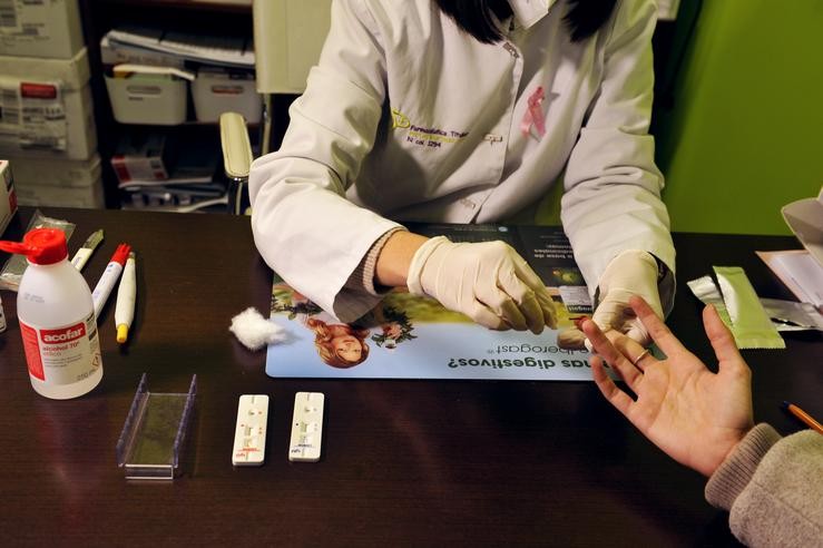 Test serológico de Covid nunha farmacia da provincia de Ourense.. Rosa Veiga - Europa Press 
