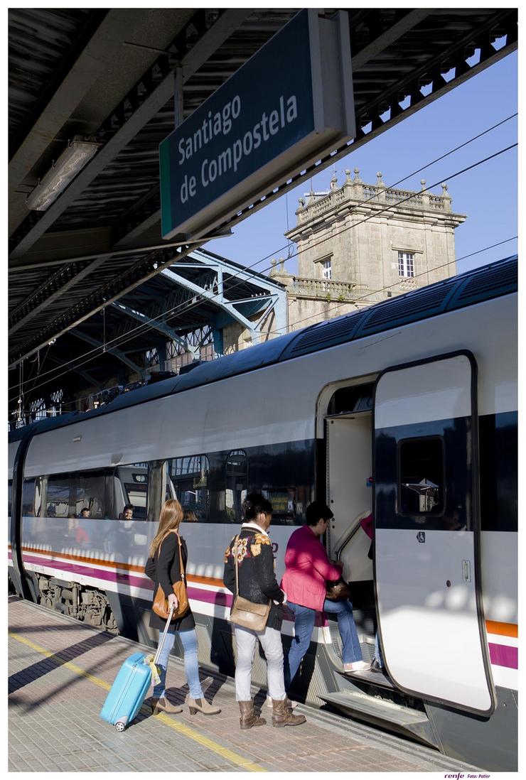 Pasaxeiros na estación de tren de Santiago 
