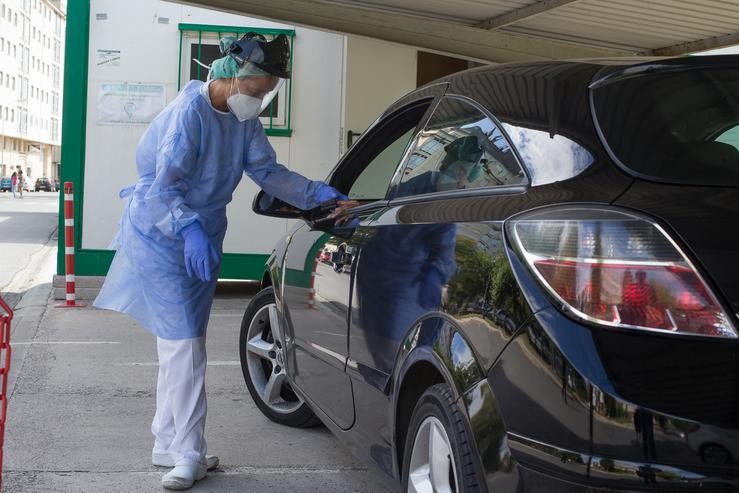 Unha sanitaria realiza unha proba PCR a un condutor en Monforte de Lemos (Lugo).. Carlos Castro - Europa Press - Arquivo 