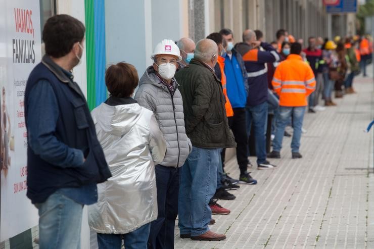 Traballadores de Alcoa concéntranse nunha fila xunto á oficina do INEM de Burela para visibilizar o que serían máis de 1000 solicitantes de emprego na comarca da Mariña 