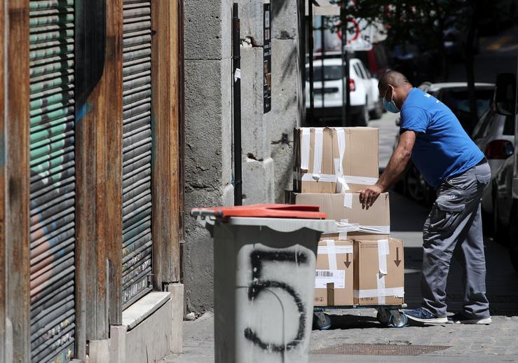 Un traballador do sector das mudanzas, que está baixo mínimos e atópase con dificultades para levar a cabo incluso as que son indispensables, durante o estado de alarma. En Madrid (España), a 29 de abril de 2020.. Eduardo Parra - Europa Press - Arquivo 