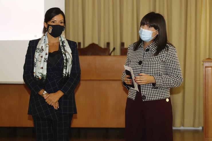 A alcaldesa de Mos, Nidia Arévalo, e a conselleira de Emprego e Igualdade, María Jesús Lorenzana, durante a visita ao taller de emprego. XUNTA / Europa Press