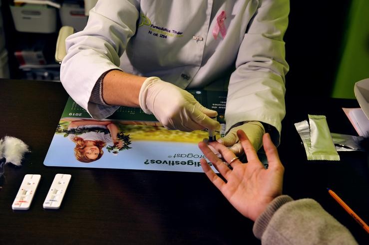Unha farmacéutica da Farmacia Portal Martínez Soto toma unha mostra de sangue para realizar un test de cribado do coronavirus en Barbadás, Ourense, Galicia (España), a 19 de outubro de 2020. As farmacias ourensás que colaboran coa Consellería de. Rosa Veiga - Europa Press 