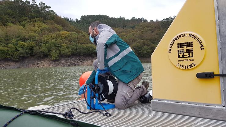 Un técnico toma mostras de auga no río Eume.. XUNTA / Europa Press