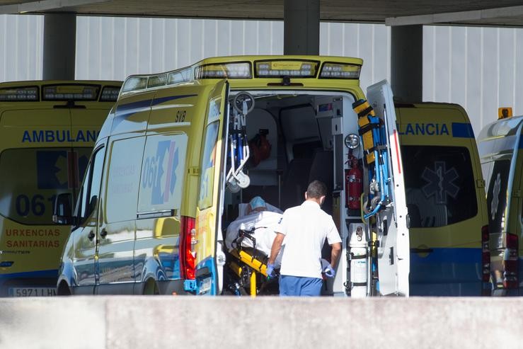 Un profesional sanitario baixa dunha ambulancia en padiola a un paciente con Covid-19. Carlos Castro - Europa Press - Arquivo / Europa Press