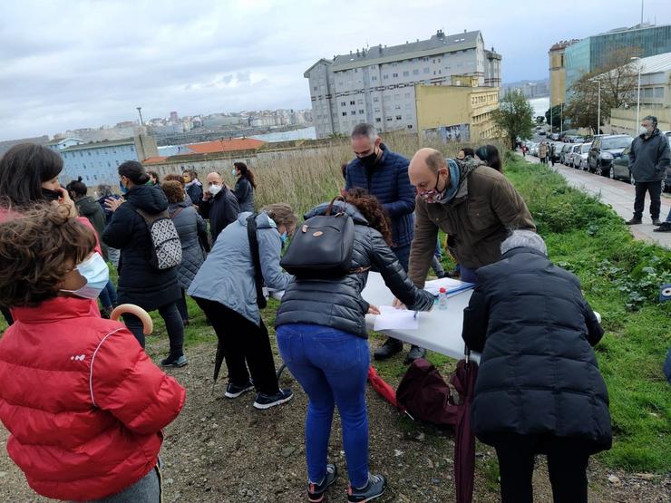 Recollida de firmas en rexeitamento ao proxecto urbanístico das Percebeiras. ASOCIACIÓN VECIÑAL DE LABAÑOU / Europa Press