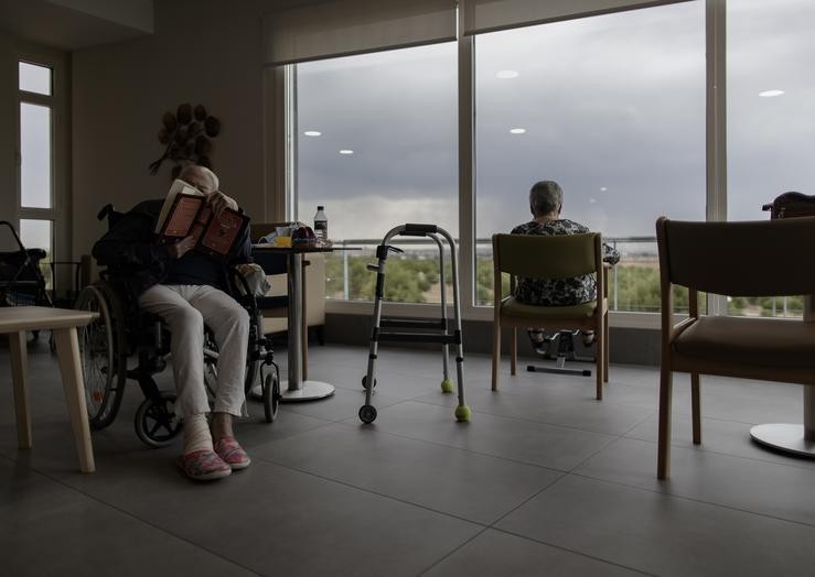 Dous residentes do Centro de Maiores Casabranca Villaverde (Av. de Rafaela Ybarra, 135) len e descansan nun salón do centro catro días despois de que se decretase o fin do estado de alarma polo COVID-19.. Eduardo Parra - Europa Press - Arquivo 