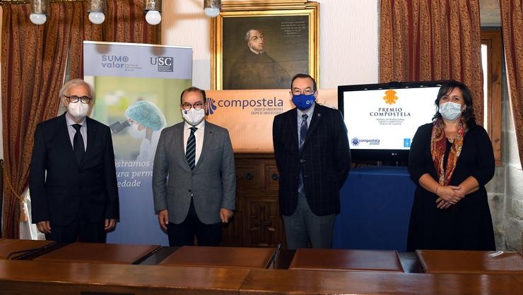 Imaxe do acto de doazón por parte do catedrático emérito Carlos Villanueva da contía do Premio Compostela á USC. XUNTA 