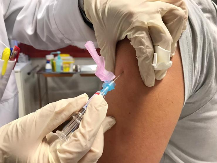 Imaxe de arquivo dunha enfermeira fornecendo unha vacina. 