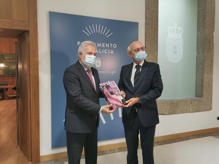 O presidente do Parlamento de Galicia, Miguel Ángel Santalices, recibe o fiscal superior de Galicia, Fernando Suanzes, que lle entrega a Memoria Anual de 2019. 
