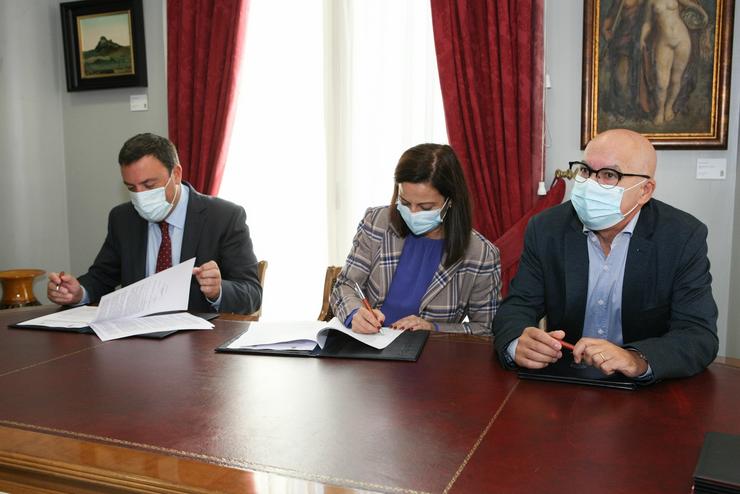 O presidente da Deputación da Coruña, Valentín González, e o vicepresidente, Xosé Regueira, asinan, xunto á alcaldesa de Betanzos, María Barral, o convenio de rehabilitación do Pasatempo. DEPUTACIÓN DA CORUÑA / Europa Press