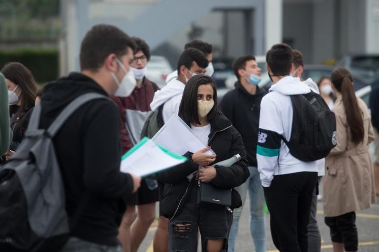 Estudantes de bacharelato minutos antes de entrar ás instalacións do IES Vilar Ponte 