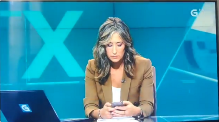 A presentadora da TVG Marta Darriba, 'pillada' co móbil en pleno directo/CRTVG/Twitter