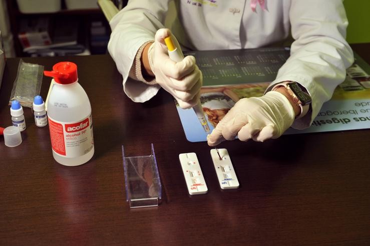 Unha farmacéutica da Farmacia Portal Martínez Soto introduce nunha placa a mostra de sangue que tomou para realizar un test de cribado do coronavirus en Barbadás, Ourense, Galicia (España), a 19 de outubro de 2020. As farmacias ourensás que c. Rosa Veiga - Europa Press