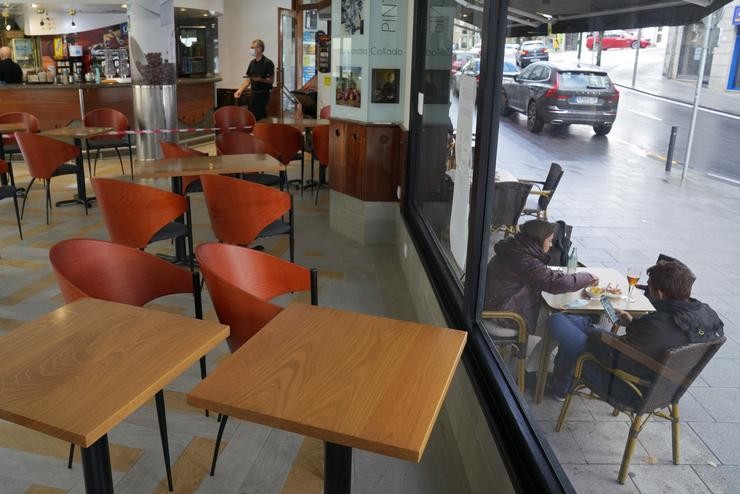 Dúas persoas toman o aperitivo nunha mesa da terraza dun bar, en Santiago de Compostela, A Coruña (Galicia), a 22 de outubro de 2020. Galicia entrou ás 00,00 horas deste xoves, en nivel 2 polo que se limitan en toda a Comunidade galega. Álvaro Ballesteros - Europa Press 