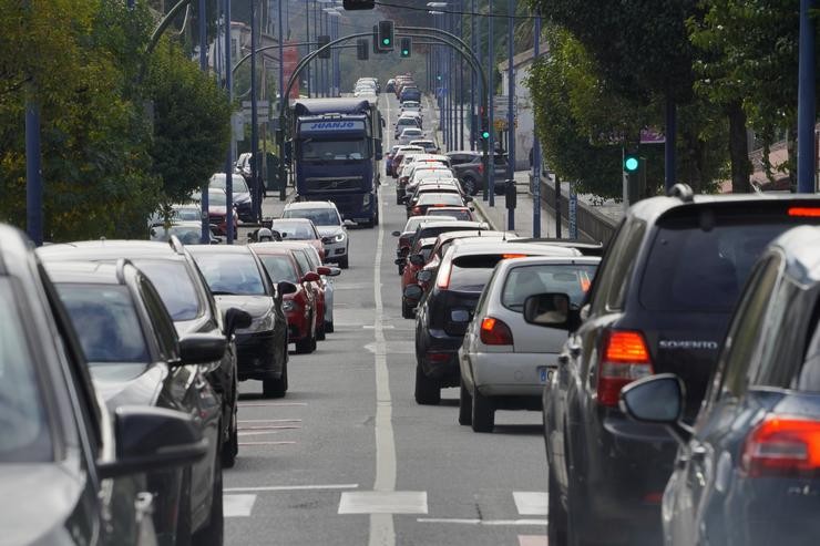 Atasco de tráfico na saída de Santiago de Compostela dirección sur  